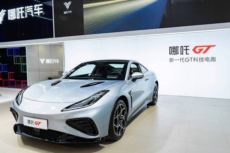 惠州26哪吒汽车在智能汽车领域的表现，领途汽车在新能源汽车市场中的影响力